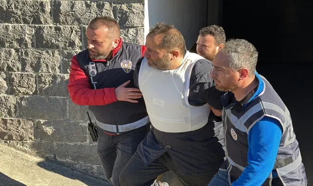 Rize’de iki PTT çalışanını silahla öldürdüğü iddia edilen zanlı adliyede Rize’de iki PTT çalışanını silahla öldürdüğü iddia edilen zanlı adliyede