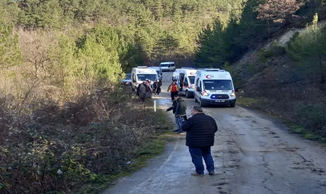 Sinop’ta ormanlık alana devrilen otomobildeki 5 kişi yaralandı Sinop’ta ormanlık alana devrilen otomobildeki 5 kişi yaralandı