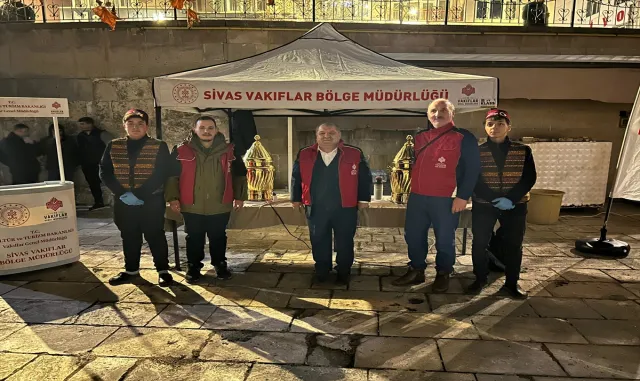 Sivas’ta Regaip Kandili dolayısıyla tarihi Ulu Cami’de vatandaşlara salep ikram edildi Sivas’ta Regaip Kandili dolayısıyla tarihi Ulu Cami’de vatandaşlara salep ikram edildi