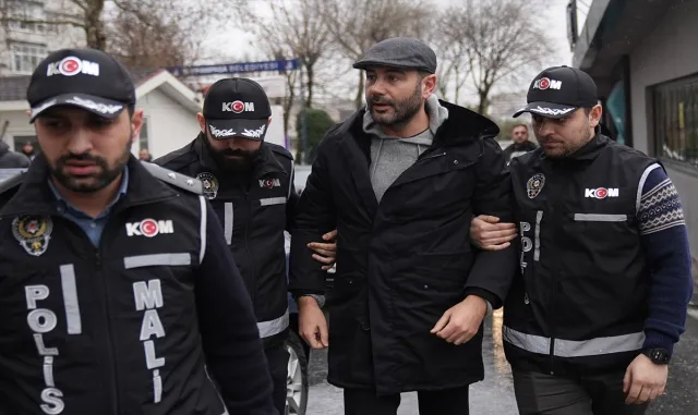 Suç örgütü soruşturmasında gözaltına alınan Beşiktaş Belediye Başkanı Akpolat, İstanbul’a getirildi Suç örgütü soruşturmasında gözaltına alınan Beşiktaş Belediye Başkanı Akpolat, İstanbul’a getirildi