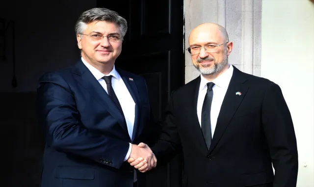 Ukrayna Başbakanı Şmigal: "(Savaştaki) Ukrayna mücadelesini sürdürüyor ve kaybetmeye niyeti yok" Ukrayna Başbakanı Şmigal: "(Savaştaki) Ukrayna mücadelesini sürdürüyor ve kaybetmeye niyeti yok"