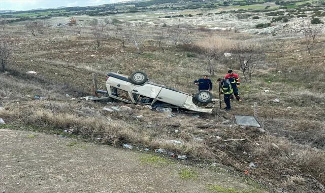 Uşak’ta tarlaya devrilen otomobilin sürücüsü yaralandı Uşak’ta tarlaya devrilen otomobilin sürücüsü yaralandı