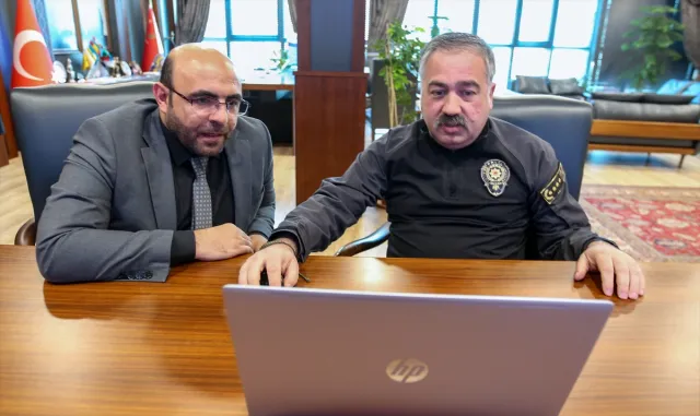 Van Emniyet Müdürü Mutlu, AA’nın "Yılın Kareleri" oylamasına katıldı Van Emniyet Müdürü Mutlu, AA’nın "Yılın Kareleri" oylamasına katıldı