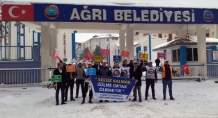 Ağrı Belediyesi'nde iş akdine son verilen işçiler görevlerine dönmeyi bekliyor