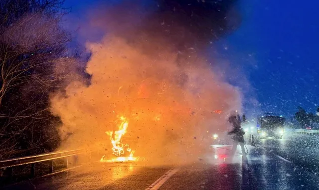 Anadolu Otoyolu’nun Düzce kesiminde seyir halindeki tır yandı Anadolu Otoyolu’nun Düzce kesiminde seyir halindeki tır yandı