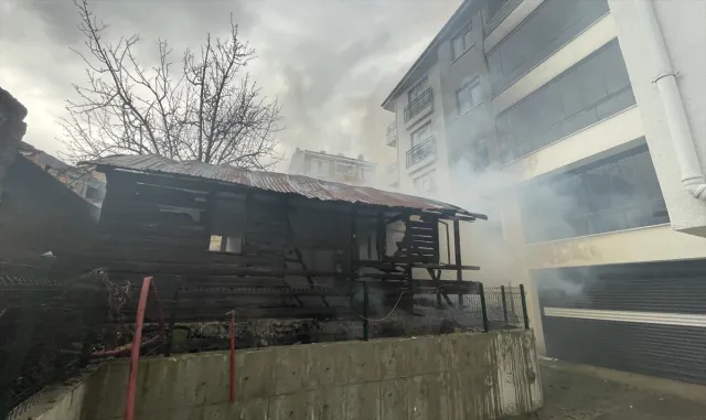 Bolu’da barakada çıkıp tek katlı ev ve apartmana sıçrayan yangın söndürüldü Bolu’da barakada çıkıp tek katlı ev ve apartmana sıçrayan yangın söndürüldü