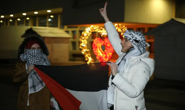 Bosna Hersek’e maç için gelen İsrail Kadın Buz Hokeyi Milli Takımı’na protesto Bosna Hersek’e maç için gelen İsrail Kadın Buz Hokeyi Milli Takımı’na protesto