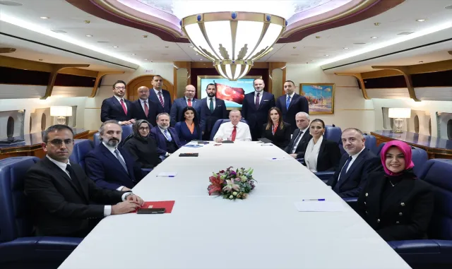 Cumhurbaşkanı Erdoğan, Malezya, Endonezya ve Pakistan ziyaretleri dönüşü uçakta gazetecilerin sorularını yanıtladı: (3) Cumhurbaşkanı Erdoğan, Malezya, Endonezya ve Pakistan ziyaretleri dönüşü uçakta gazetecilerin sorularını yanıtladı: (3)