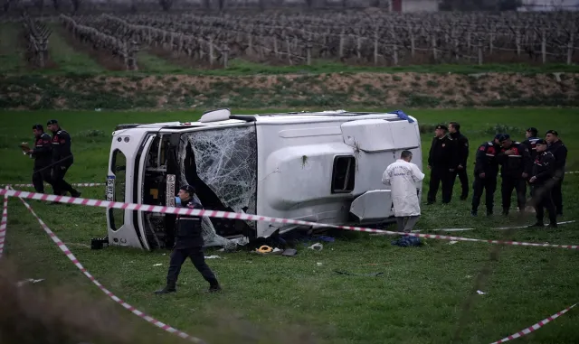 GÜNCELLEME 2 - Denizli’de öğrencileri taşıyan servis midibüsü devrildi, 2 kişi öldü, 26 kişi yaralandı GÜNCELLEME 2 - Denizli’de öğrencileri taşıyan servis midibüsü devrildi, 2 kişi öldü, 26 kişi yaralandı