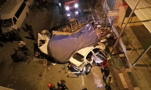 GÜNCELLEME 2 - Şanlıurfa’da bir kamyon çarptığı otomobille birlikte üst geçitten düştü GÜNCELLEME 2 - Şanlıurfa’da bir kamyon çarptığı otomobille birlikte üst geçitten düştü