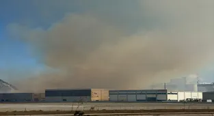 GÜNCELLEME 3 - Aydın'da kağıt fabrikasının depolama alanında çıkan yangına müdahale ediliyor