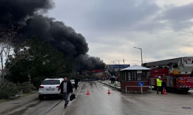GÜNCELLEME - Bursa’da madeni yağ dükkanında çıkan yangına müdahale ediliyor GÜNCELLEME - Bursa’da madeni yağ dükkanında çıkan yangına müdahale ediliyor