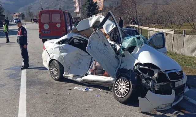GÜNCELLEME - Giresun’da kamyon ile otomobilin çarpıştığı kazada ölenlerin sayısı 4’e yükseldi GÜNCELLEME - Giresun’da kamyon ile otomobilin çarpıştığı kazada ölenlerin sayısı 4’e yükseldi