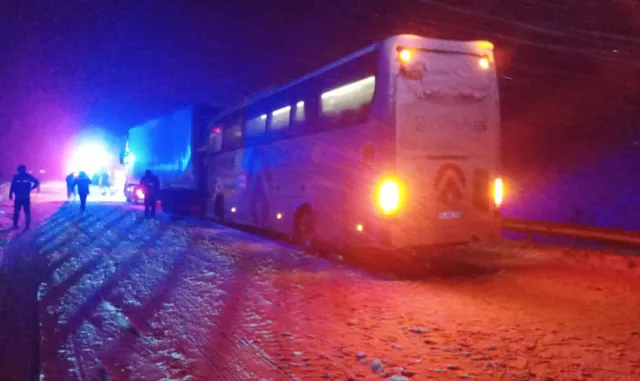 GÜNCELLEME - Sivas’ta otobüsün tıra arkadan çarptığı kazada 1 kişi öldü, 29 kişi yaralandı GÜNCELLEME - Sivas’ta otobüsün tıra arkadan çarptığı kazada 1 kişi öldü, 29 kişi yaralandı