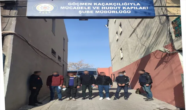 Kars’ta Afganistan uyruklu 5 düzensiz göçmen sahte pasaportla yakalandı Kars’ta Afganistan uyruklu 5 düzensiz göçmen sahte pasaportla yakalandı