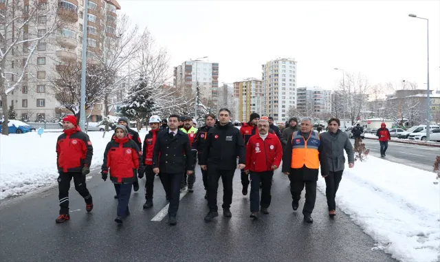Kayseri’de depremde hayatını kaybedenler "sessiz yürüyüş"le anıldı Kayseri’de depremde hayatını kaybedenler "sessiz yürüyüş"le anıldı