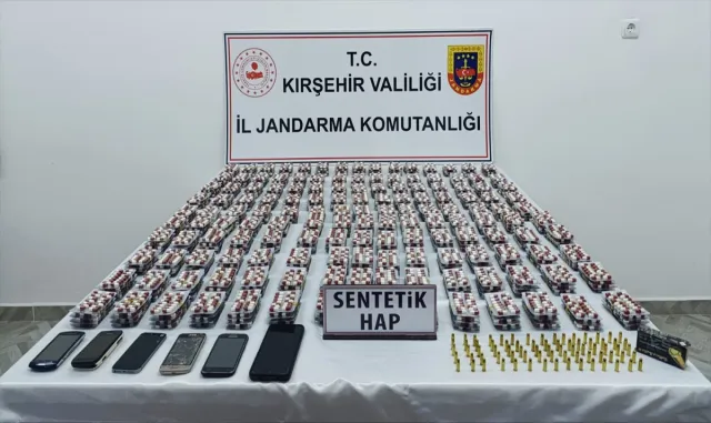 Kırşehir’de otomobilde 8 bin 330 sentetik hap ele geçirildi Kırşehir’de otomobilde 8 bin 330 sentetik hap ele geçirildi