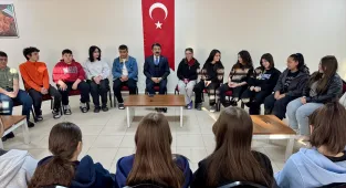 Kırşehir Valisi Demiryürek, pansiyonda kalan öğrencilerle buluştu