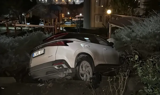 Kocaeli’de cipin sitenin otoparkından ağaçlık alana devrilmesi kamerada Kocaeli’de cipin sitenin otoparkından ağaçlık alana devrilmesi kamerada