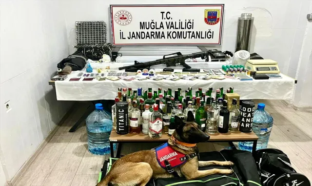 Muğla’da uyuşturucu ve sahte içki operasyonunda yakalanan kişi tutuklandı Muğla’da uyuşturucu ve sahte içki operasyonunda yakalanan kişi tutuklandı