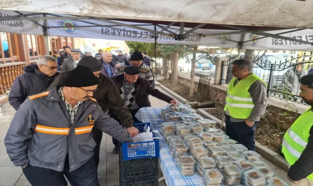 Nallıhan Belediye Başkanı Güngör, 6 Şubat’ın yıldönümünde anma ve destek ziyaretlerinde bulundu Nallıhan Belediye Başkanı Güngör, 6 Şubat’ın yıldönümünde anma ve destek ziyaretlerinde bulundu