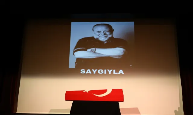 Oyuncu Emin Gümüşkaya’nın cenazesi Bursa’da son yolculuğuna uğurlandı Oyuncu Emin Gümüşkaya’nın cenazesi Bursa’da son yolculuğuna uğurlandı
