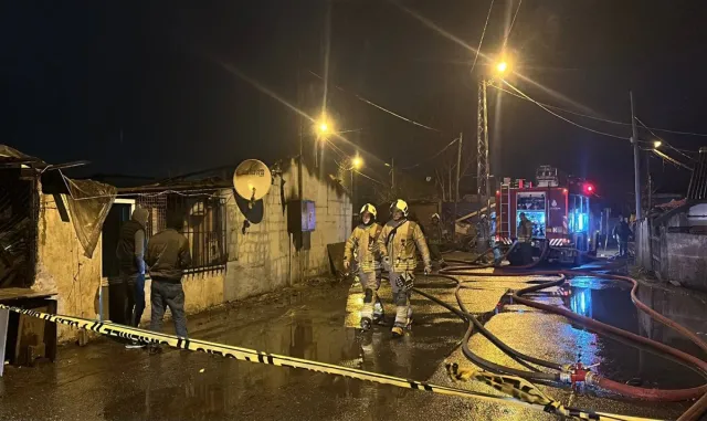 Sultangazi’de gecekondudan atölyeye sıçrayan yangın söndürüldü Sultangazi’de gecekondudan atölyeye sıçrayan yangın söndürüldü