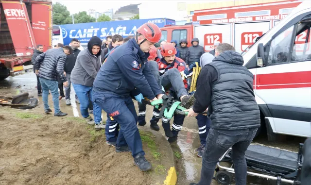 Trabzon’da yol süpürme aracının devrildiği kazada bir işçi yaralandı Trabzon’da yol süpürme aracının devrildiği kazada bir işçi yaralandı