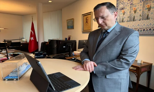 Türkiye’nin Berlin Büyükelçisi Gökhan Turan, AA’nın "Yılın Kareleri" oylamasına katıldı Türkiye’nin Berlin Büyükelçisi Gökhan Turan, AA’nın "Yılın Kareleri" oylamasına katıldı
