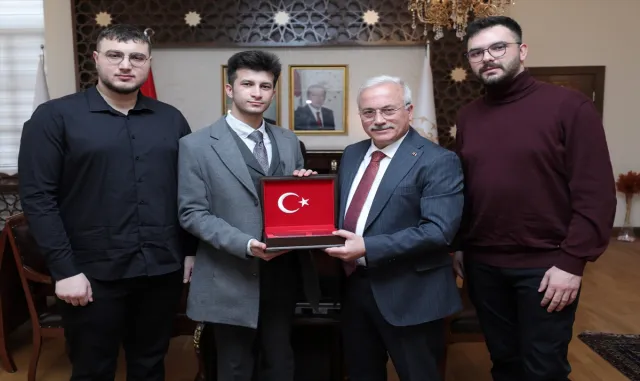 Vali Kumbuzoğlu buldukları parayı polise teslim eden öğrencilere plaket verdi