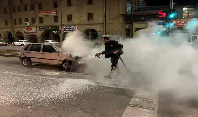 Yozgat’ta otomobilde çıkan yangın söndürüldü Yozgat’ta otomobilde çıkan yangın söndürüldü