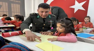 Antalya'da okuma yazma öğrenen öğrenciler ilk mektuplarını Mehmetçiğe yazdı