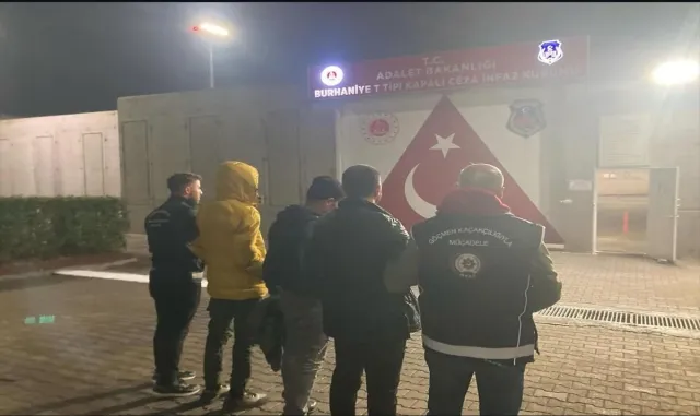Balıkesir'de göçmen kaçakçılığı yaptıkları iddiasıyla yakalanan 3 şüpheli tutuklandı
