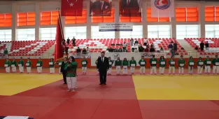 Burdur'da düzenlenen Gençler Türkiye Kuraş Şampiyonası'nın açılış seremonisi yapıldı