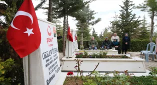 Gaziantep ve çevre illerde Ramazan Bayramı arifesinde mezarlıklar ziyaret edildi