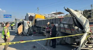 GÜNCELLEME 2 - Hatay'da işçi servisinin tıra çarpması sonucu 6 kişi öldü, 8 kişi yaralandı