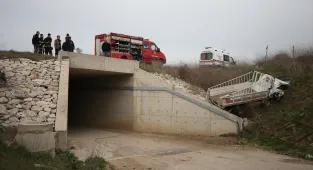 GÜNCELLEME - Çanakkale'de kaldırıma çarptıktan sonra alt geçide düşen kamyonetin sürücüsü öldü