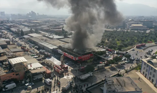 GÜNCELLEME - İzmir'de bir oto lastikçide çıkan yangın kontrol altına alındı