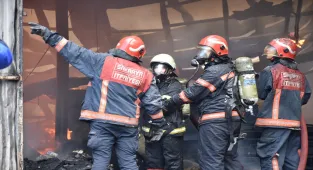 GÜNCELLEME - Sakarya'da mobilyacılar çarşısında çıkan yangın kontrol altına alındı