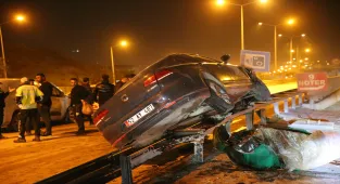 Hatay'da üç aracın karıştığı trafik kazasında 2 kişi yaralandı
