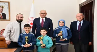 Kaymakam Aydın, okçuluk il birincisi öğrencileri makamında kabul etti