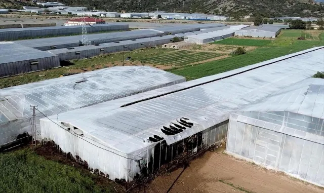 Mersin'de 2 serada çıkan yangın söndürüldü