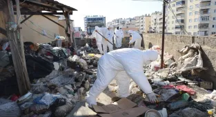 Mersin'de bir evden 10 ton çöp çıktı