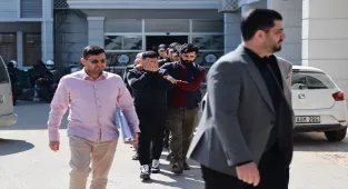 Mersin'de kuyumcunun müşterilerini dolandırdığı iddiasıyla 3 zanlı tutuklandı 