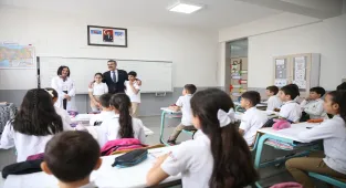 Milli Eğitim Bakanı Tekin, Bursa'da sınıf başkanı seçilen öğrencinin vaadini gerçekleştirdi