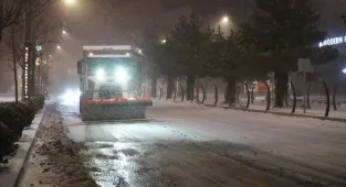 Niğde'de belediye ekiplerinin karla mücadele çalışmaları sürüyor