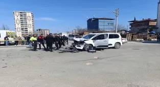 Ordu'da öğrenci servisi ile hafif ticari aracın çarpıştığı kazada 10 kişi yaralandı