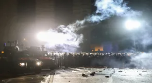 Saraçhane'de izinsiz gösteri yaparak polise saldıran gruba müdahale edildi