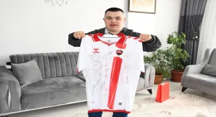 Yozgat'ta down sendromlu Yasin'e imzalı Yozgat Belediyesi Bozokspor forması hediye edildi