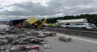 Anadolu Otoyolu'nun Kocaeli kesiminde devrilen tır ulaşımı aksattı